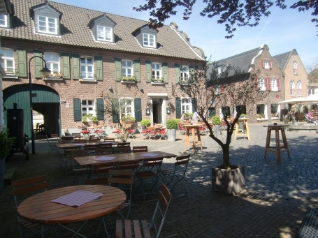 Meerbusch - Lank-Latum ( Lank ) : Hauptstraße, Alter Marktplatz und Restaurant Fronhof